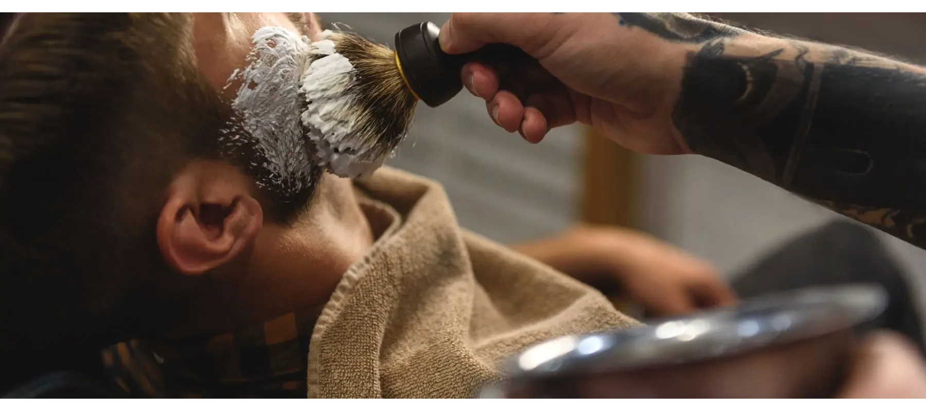 Klasszikus, hagyományos borotválkozás prémium kellékekkel a tökéletes eredményért