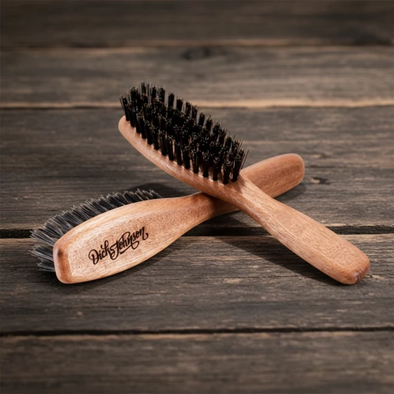 Dick Johnson Original szakállkefe fa nyéllel és vadkan sörtékkel